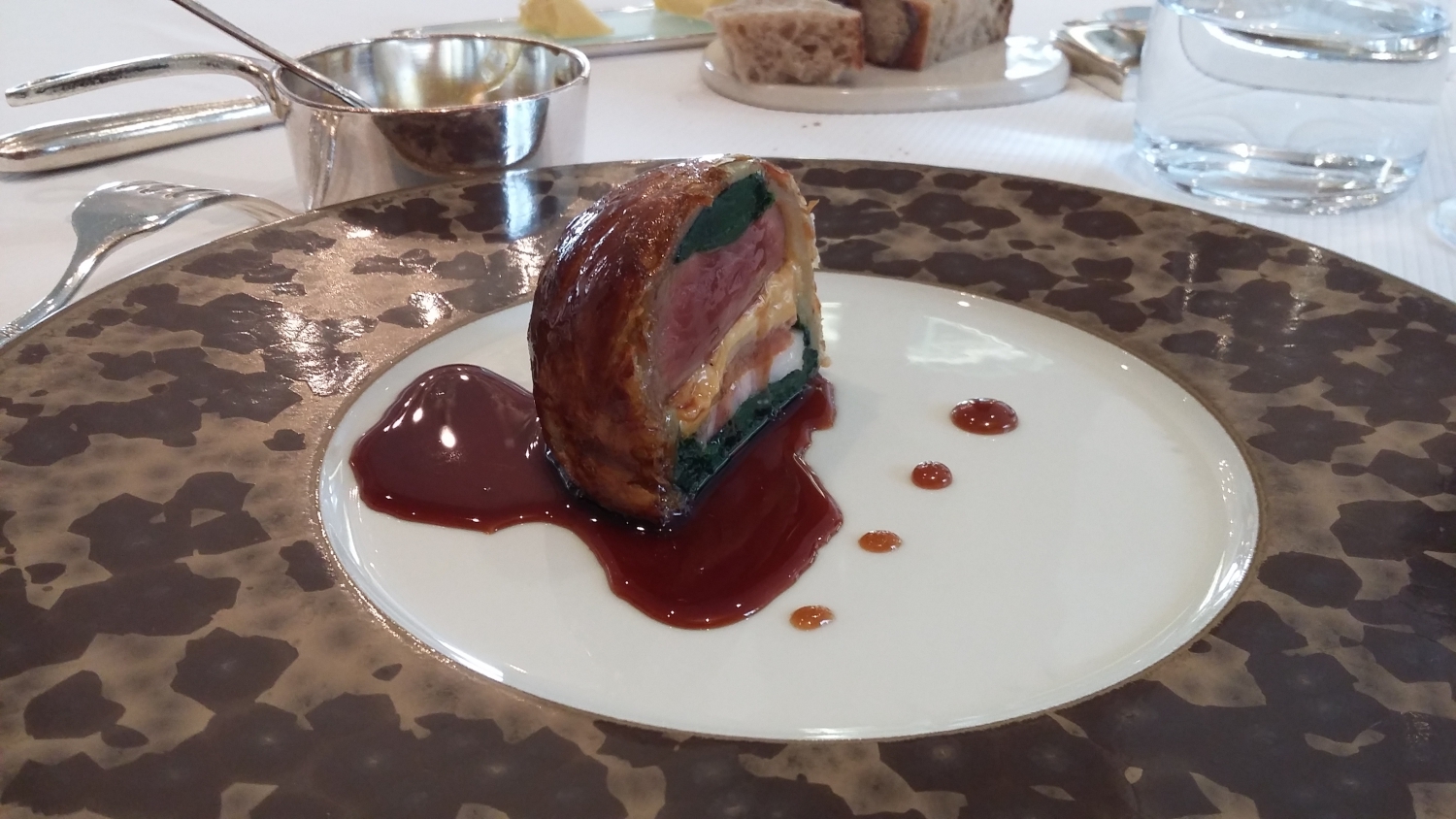 Pigeon, foie gras, épinards en croûte