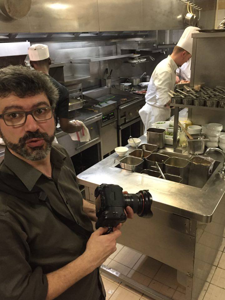 Cyril Zekser en plein exercice dans les cuisines du Wepler !