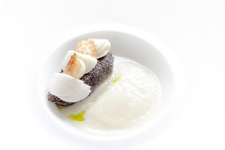 Cabillaud pané de risotto à l’encre de seiche, navets grillés et purée de navet