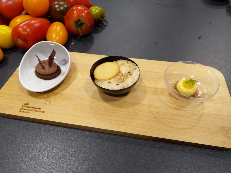 Exemple de 3 dessert Tout chocolat Velouté et brunoise poire Tarte yuzu