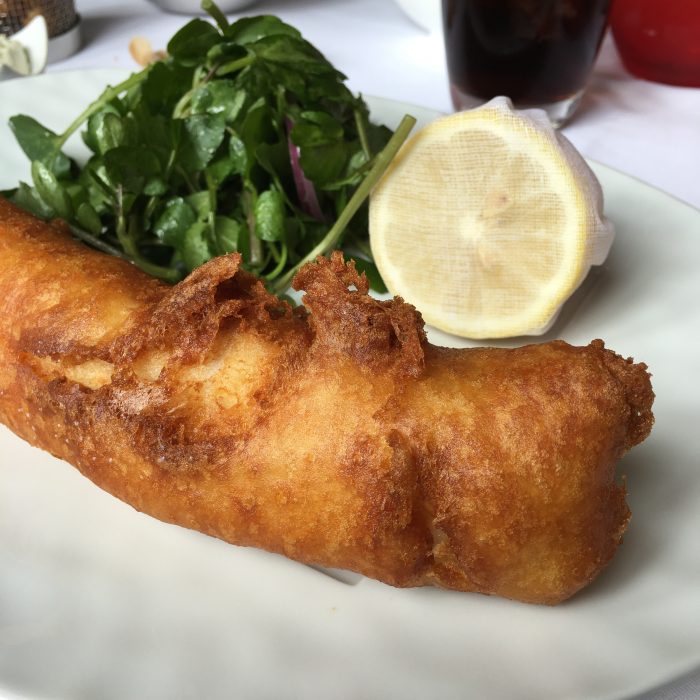 Le Fish and Chips Il est PARFAIT ! Tout y est : le poisson très fin et sans arête, pané finement, la sauce qui l’accompagne, la salade et les frites maison ! Il est à 25 € , sincèrement, je pense que c’est le meilleur Fish and Chips de Bordeaux !