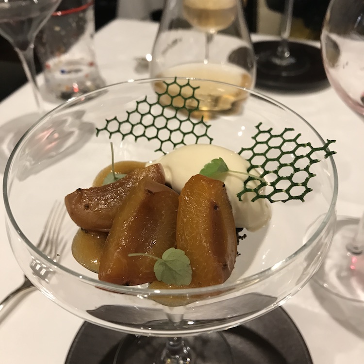 Abricots confits au miel - petit croustillant d’olive - crème glacée sarriette