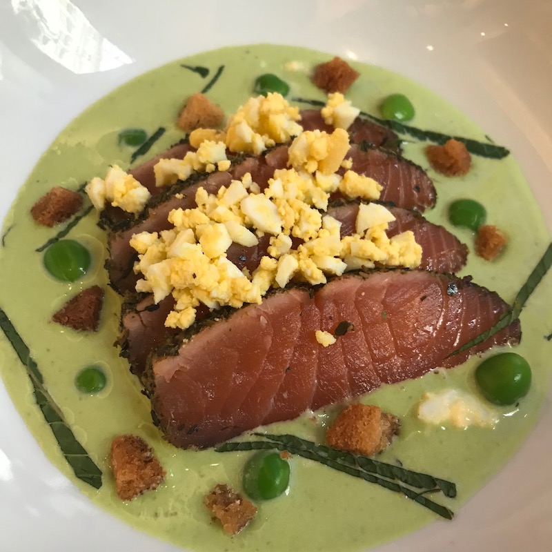 Tataki de saumon, petits pois frais, mimosa et crouton 