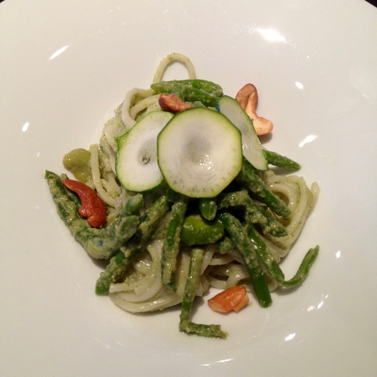 Udon de Nagasaki au pesto, légumes verts et noix de cajou