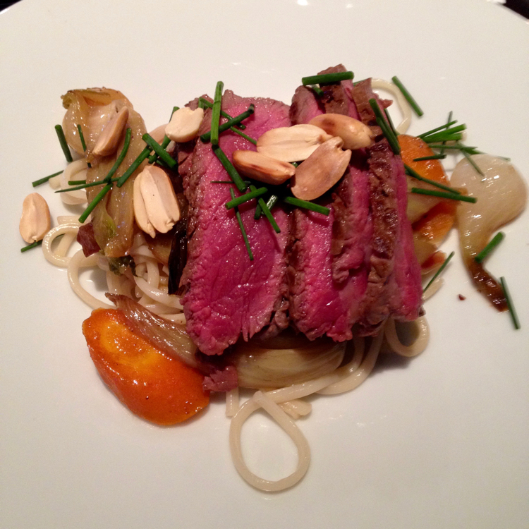 Udon de Nagasaki aux légumes, entrecôte Hugo Desnoyer rôtie et cacahuètes