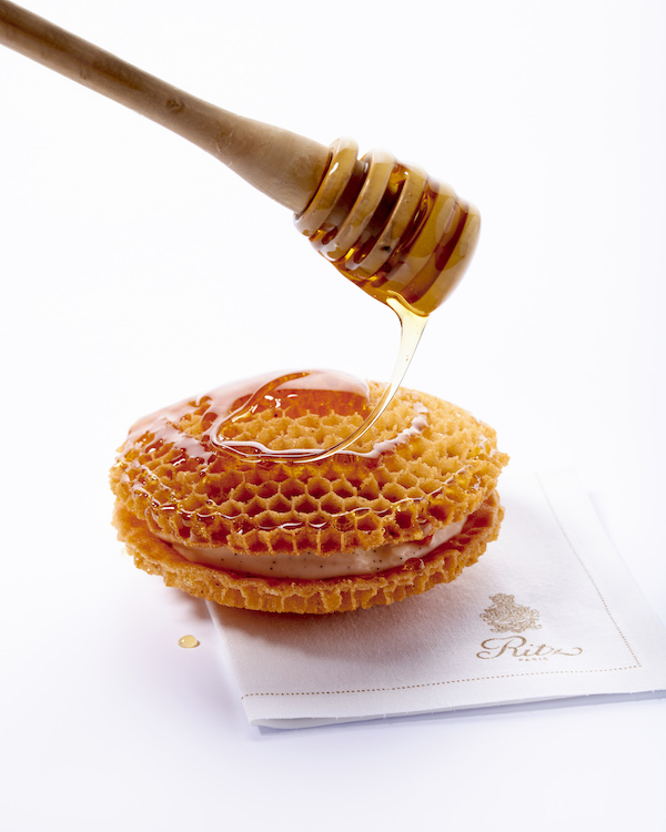Taco au miel  - Le petit comptoir de pâtisseries du Ritz Paris - Crédit Bernhard Winkelmann